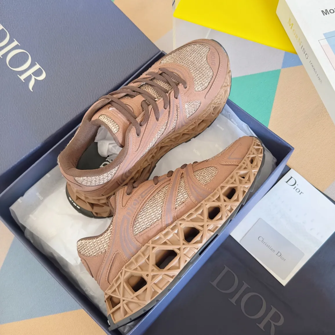 【DIOR】P:800💰 Men's 39-44. (Male 45.46 custom-made) Dior kawa Dior joint 2025ss casual sports shoes‼ ️ Reinterpret running shoes with dior’s haute couture style. b35 is made of fine-textured leather and mesh fabric materials. It can be worn in all seasons, is comfortable and breathable, and has many lines on the shoe body to outline details. It has a full retro three-dimensional feel and can create a casual look all year round!